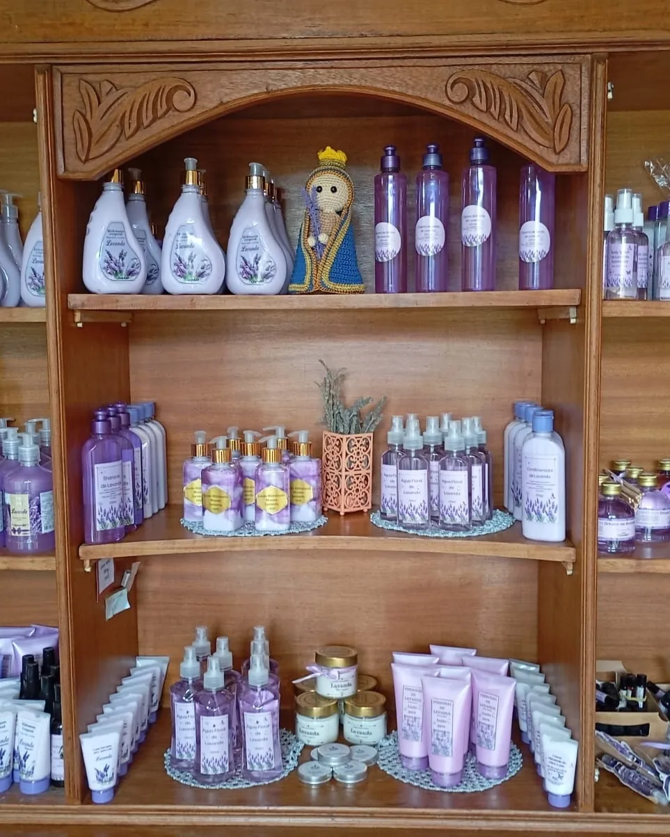 Prateleira com produtos de lavanda
